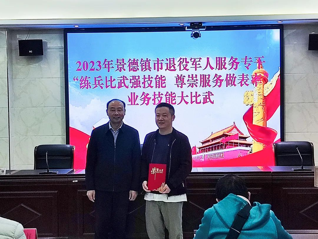 局党组书记局长肖建中为一等奖选手颁奖.jpg